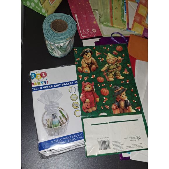 Lot of Holiday Gift Bags - Picture 4 of 4